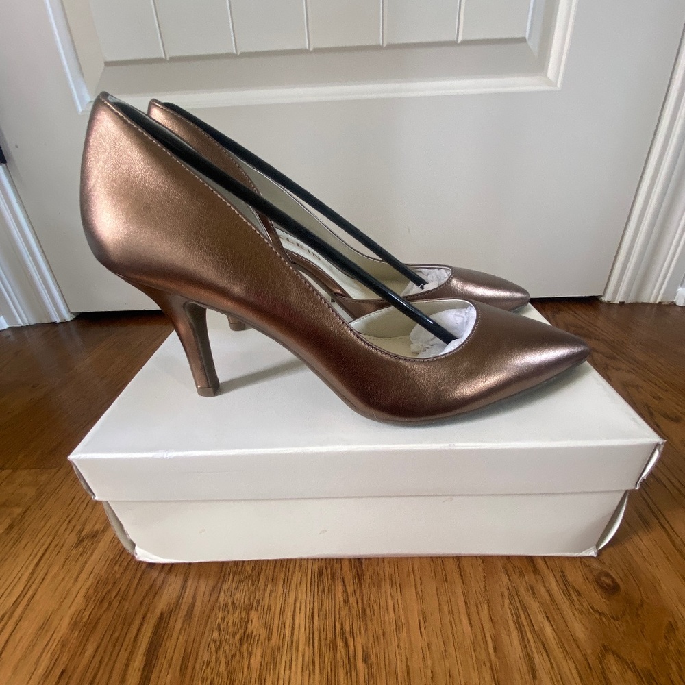 BNIB Anne Klein Bronze Pumps